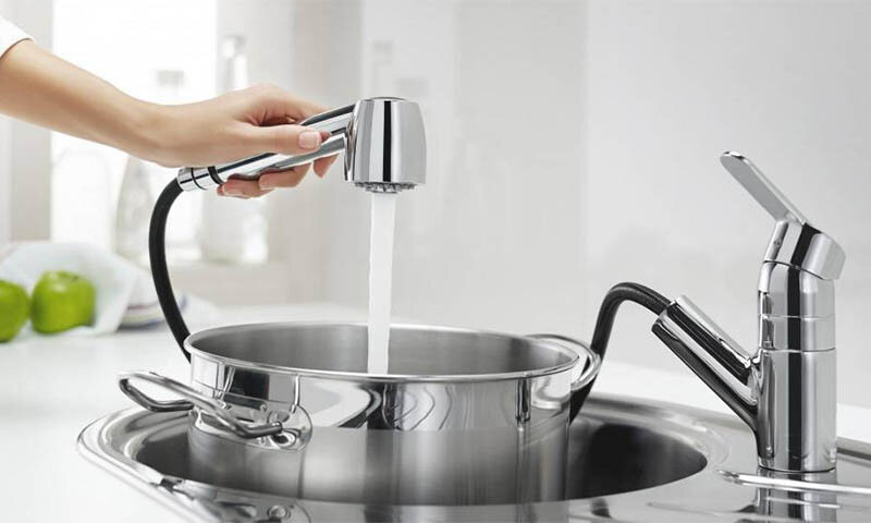 Retractable kitchen faucet
